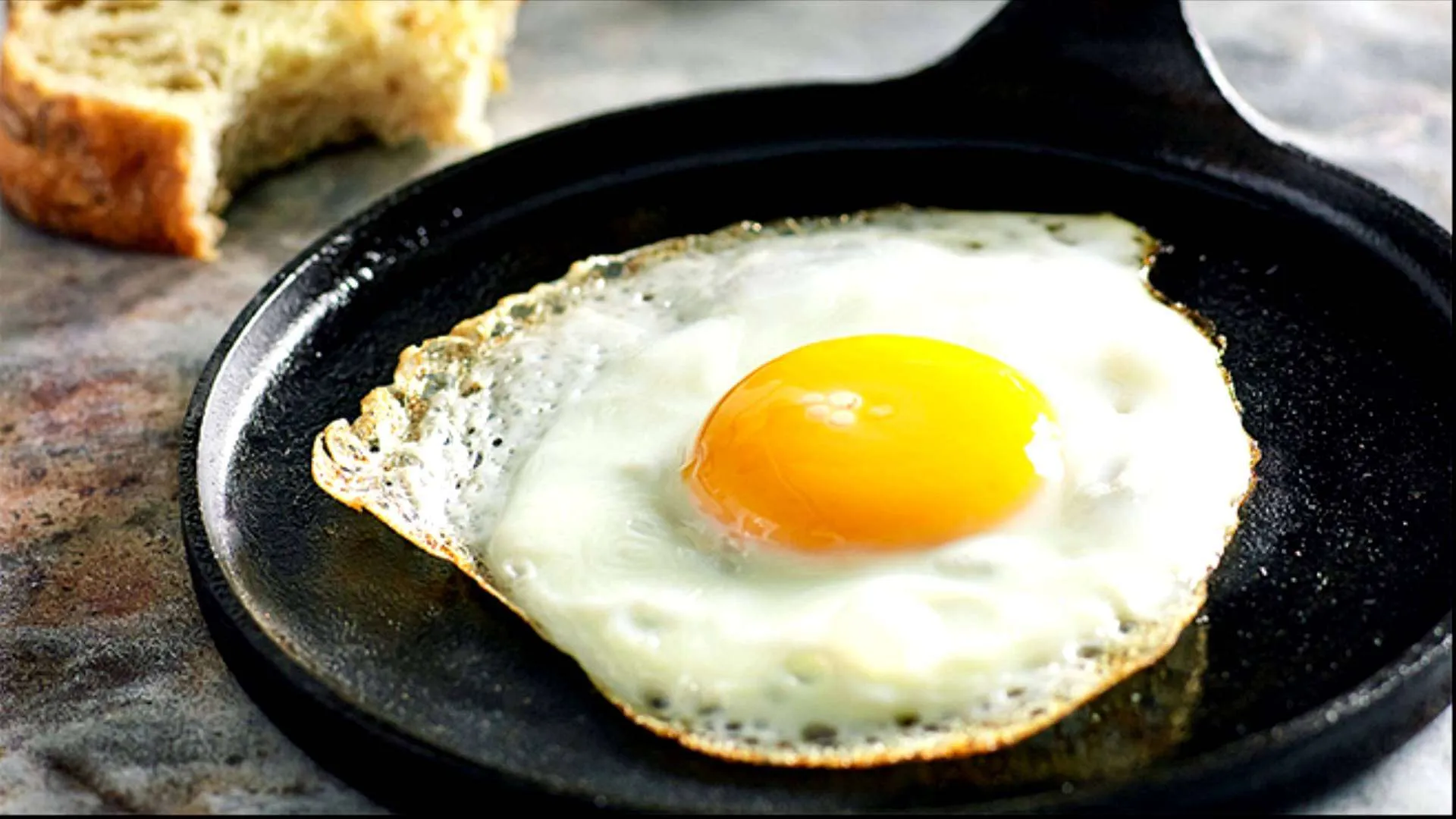 A perfeição em cada detalhe: ovo frito na inovadora panela RedSilver, onde a tecnologia encontra o sabor.