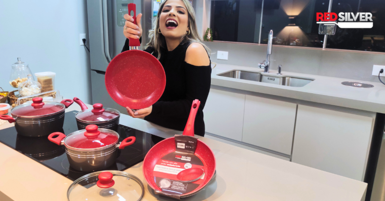 Cliente satisfeito preparando refeição saudável com conjunto de panelas RedSilver na cozinha moderna