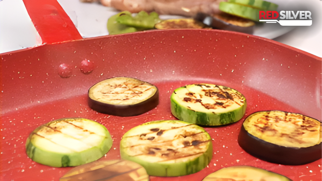 Grill Quadrado RedSilver 28cm em ação no fogão por indução, grelhando bifes e legumes sem óleo, com marcas de grelha perfeitas e alimentos não grudando