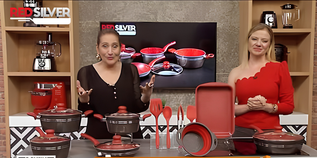 RedSilver é boa? Panelas RedSilverfuncionam e valem a pena? 2 Apresentação ao vivo em estúdio de TV com panelas, tampas de vidro, utensílios e
assadeira RedSilver em destaque, com o logotipo no telão ao fundo