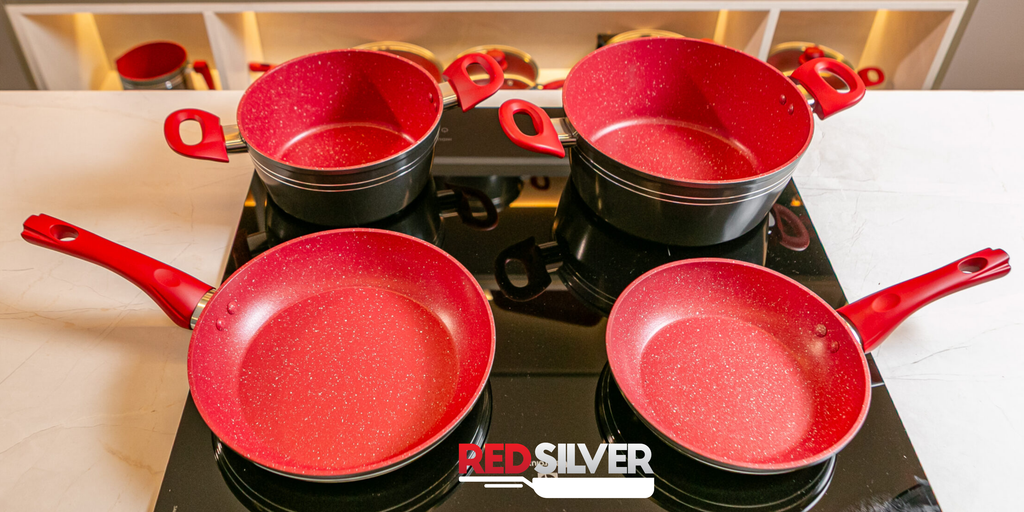 RedSilver é boa? Panelas RedSilverfuncionam e valem a pena? 1 Kit completo de panelas e frigideiras RedSilver vermelhas, com cabos emborrachados,
sobre um cooktop de indução em cozinha moderna.